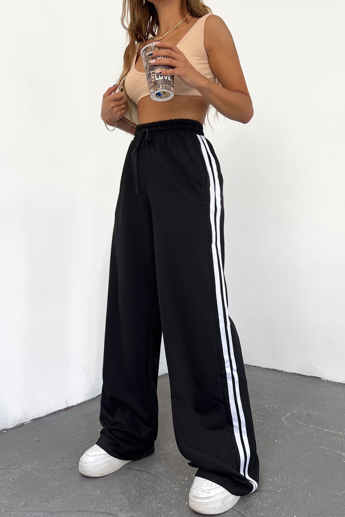 Kadın Siyah Yüksek Bel Şeritli Bol Paça Mevsimlik Eşofman Altı